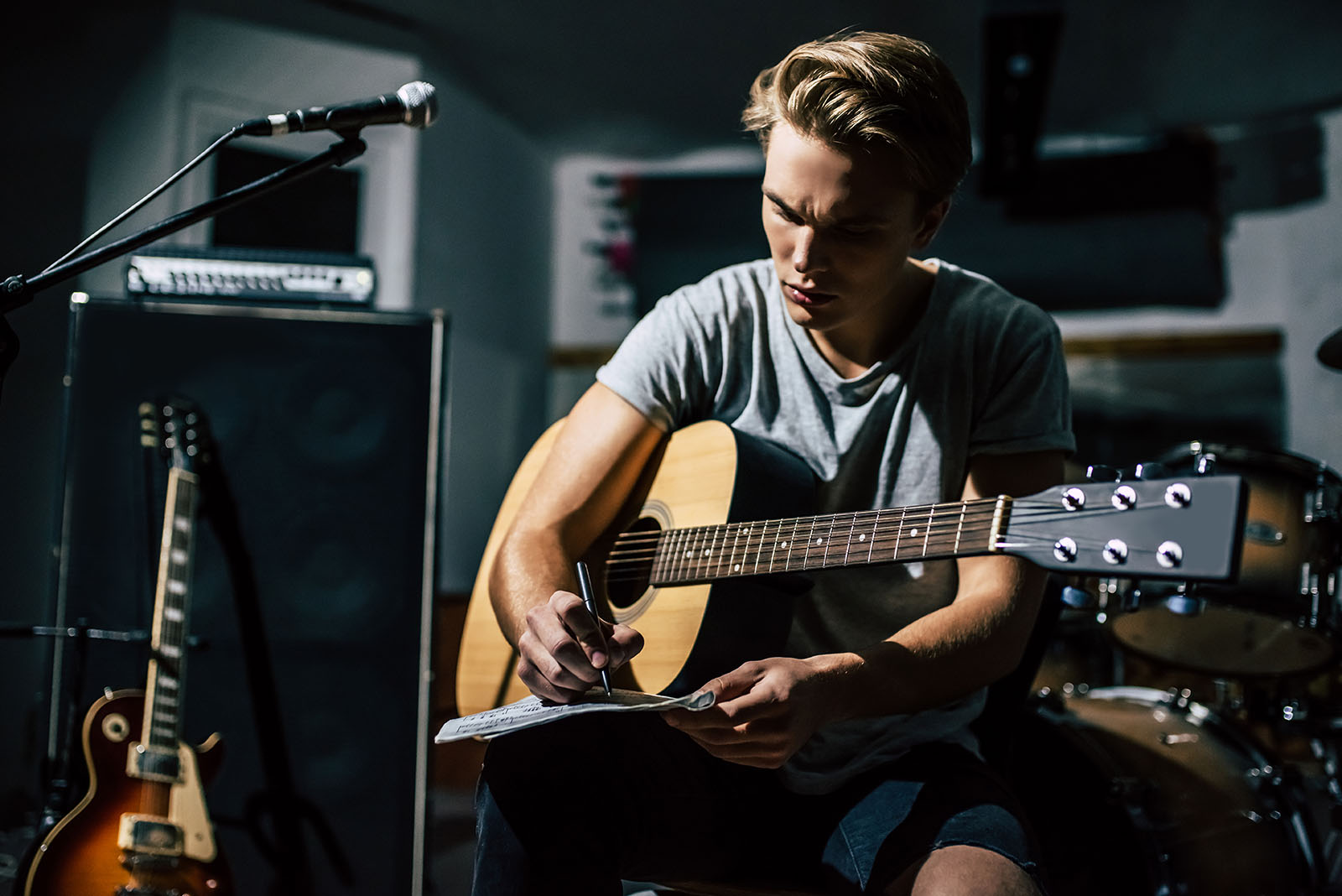 Singer songwriter